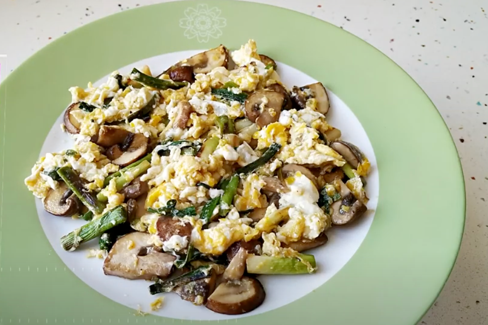 Revuelto de ajetes y champiñón portobello